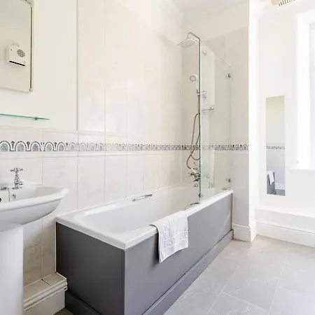 Spacious 3 Bed For Contractors And Families * בריסטול