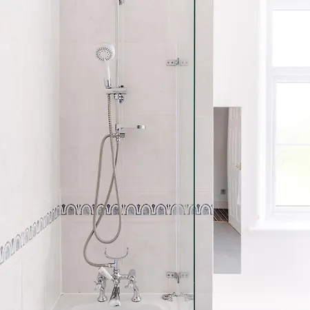 דירה Spacious 3 Bed For Contractors And Families בריסטול